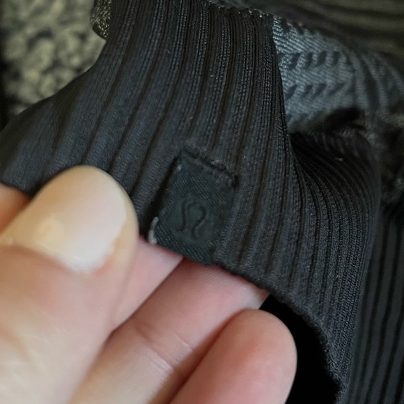 RARE Lululemon Long Sleeve Top - Picture 4 of 4